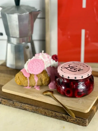 Handgemachte Duftkerze Sweet Raspberry Breakfast im Glas mit rosa Deckel und Himbeer-Dekoration auf Holzbrett – kramMITcharme