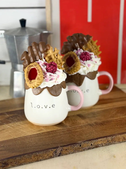 SWEET LOVE MUG – Dessertkerze im Kaffee-Becher mit Gebäck-Topping