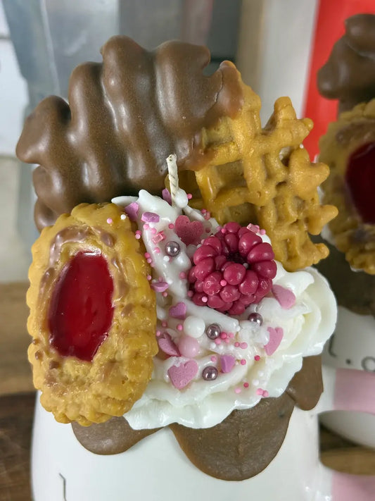 SWEET LOVE MUG – Dessertkerze im Kaffee-Becher mit Gebäck-Topping