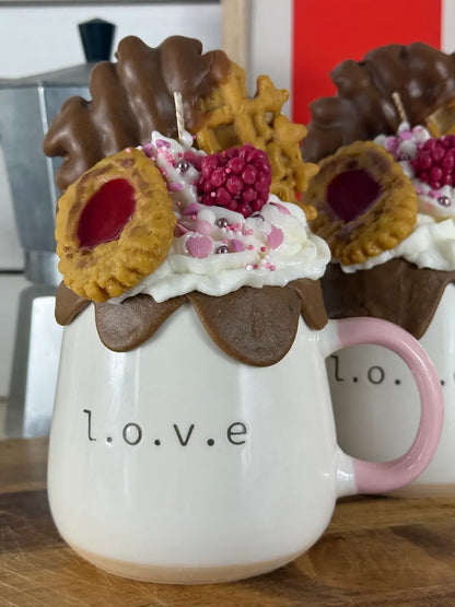 SWEET LOVE MUG – Dessertkerze im Kaffee-Becher mit Gebäck-Topping