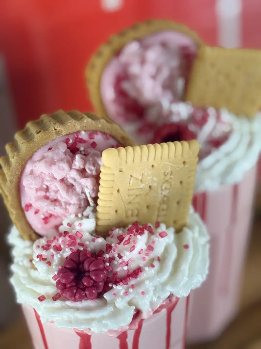 PINK COOKIE CREAM – Dessertkerze im Milkshake-Glas