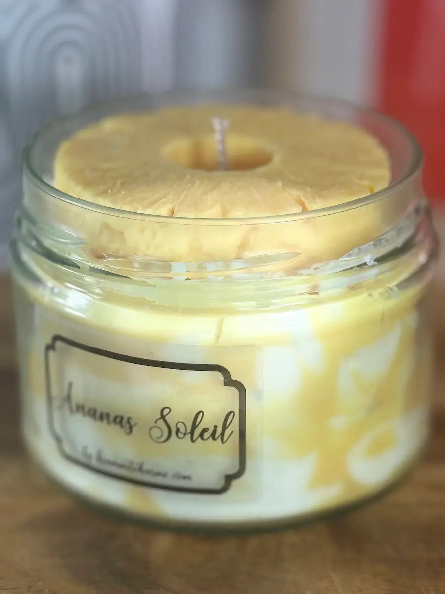 ANANAS SOLEIL – Fruchtige Duftkerze im Glas mit Ananas-Topping