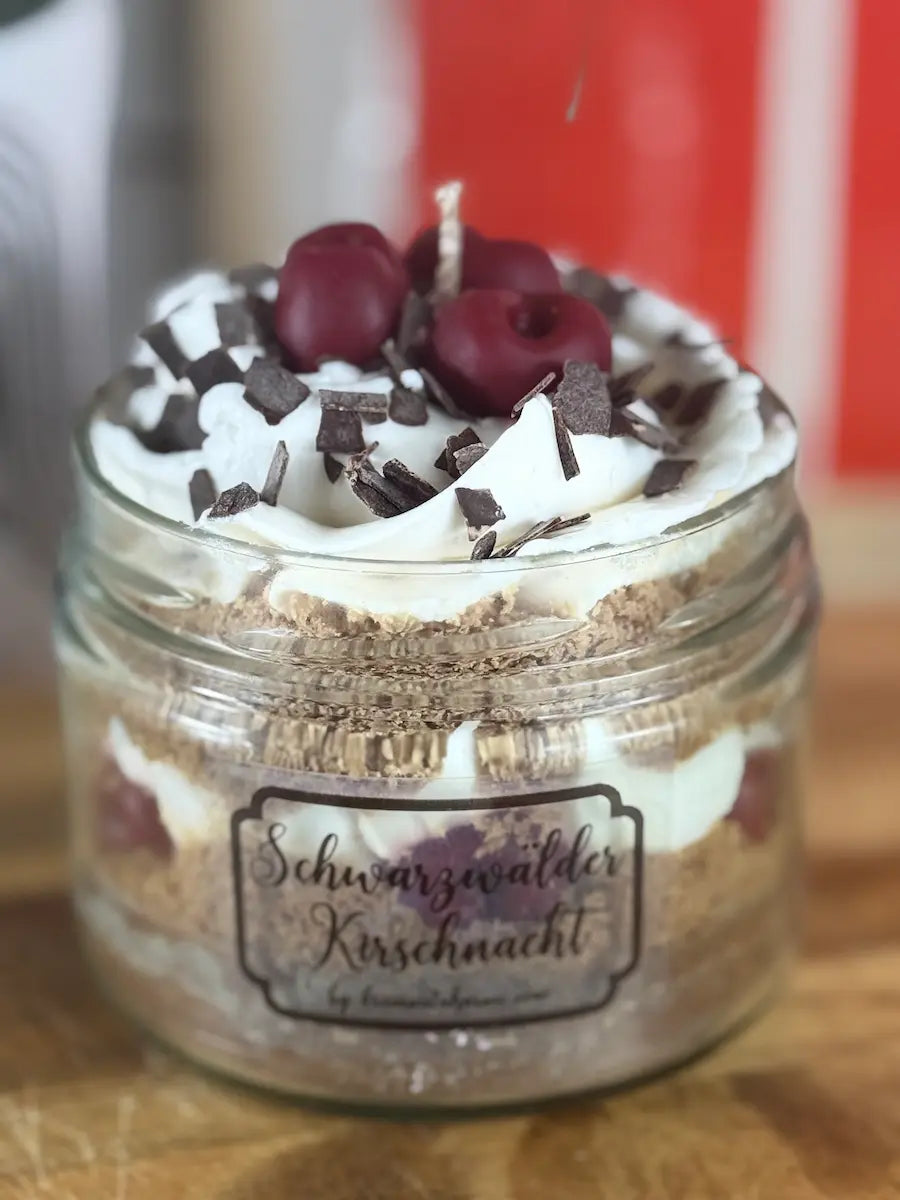 SCHWARZWÄLDER KIRSCHNACHT – Verführerische Dessertkerze mit Kirschduft