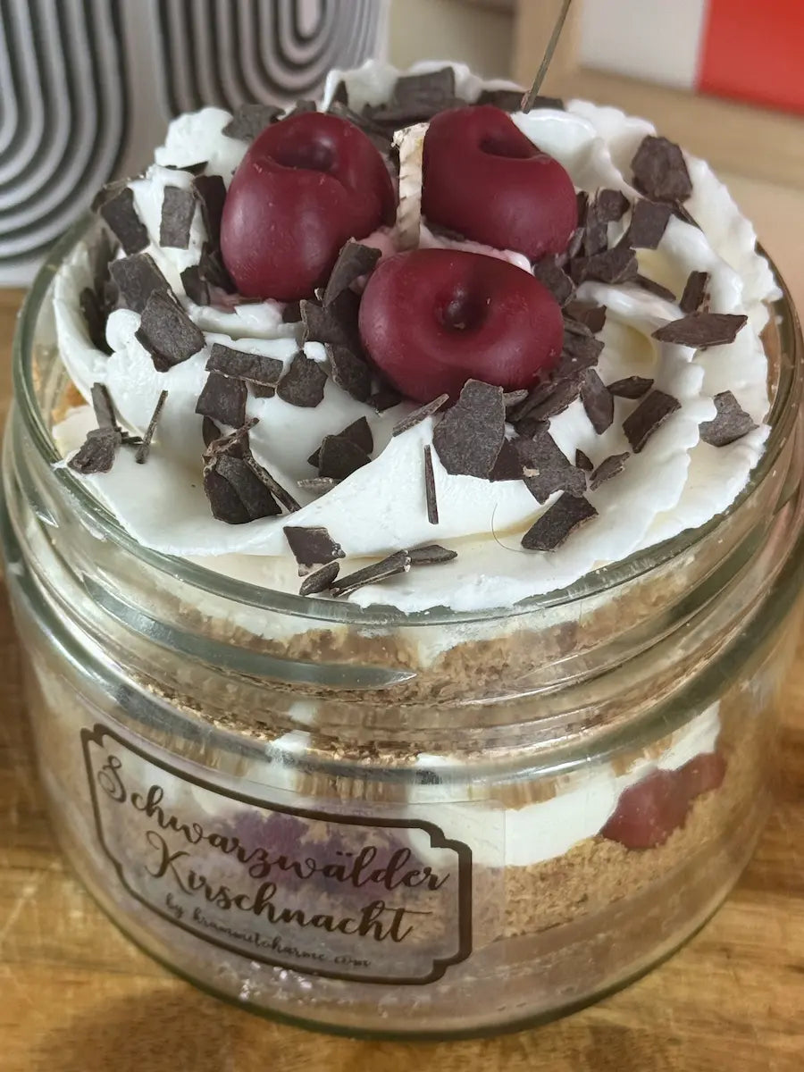 SCHWARZWÄLDER KIRSCHNACHT – Verführerische Dessertkerze mit Kirschduft