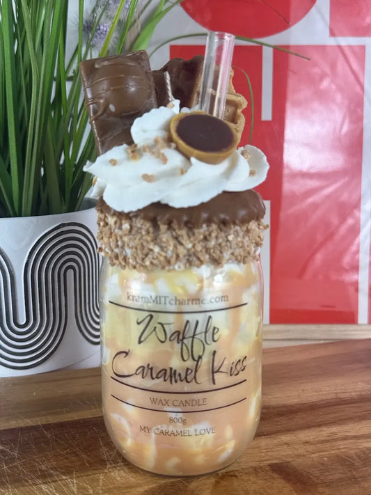 WAFFLE CARAMEL KISS – Süße Dessertkerze mit Karamellduft
