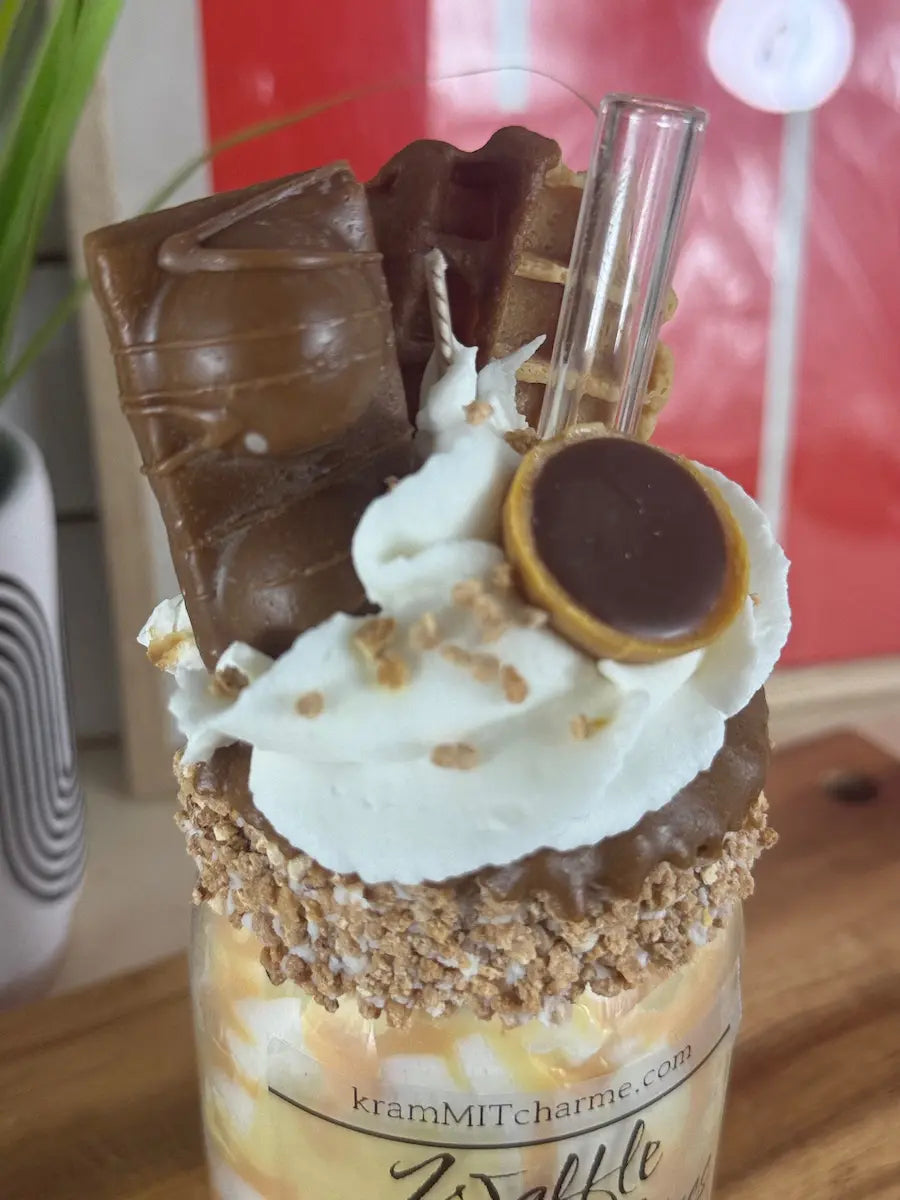 WAFFLE CARAMEL KISS – Süße Dessertkerze mit Karamellduft