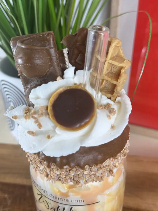 WAFFLE CARAMEL KISS – Süße Dessertkerze mit Karamellduft