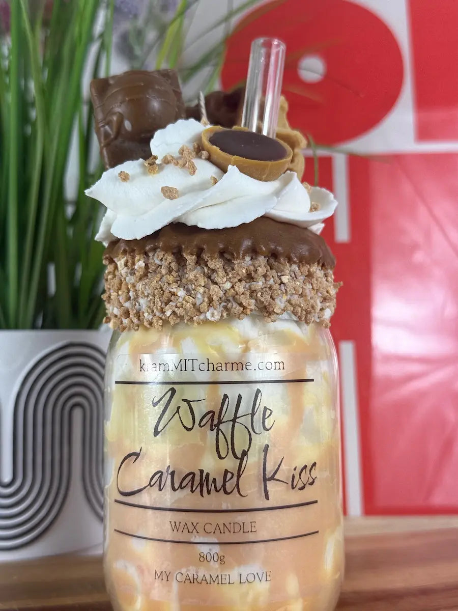 WAFFLE CARAMEL KISS – Süße Dessertkerze mit Karamellduft