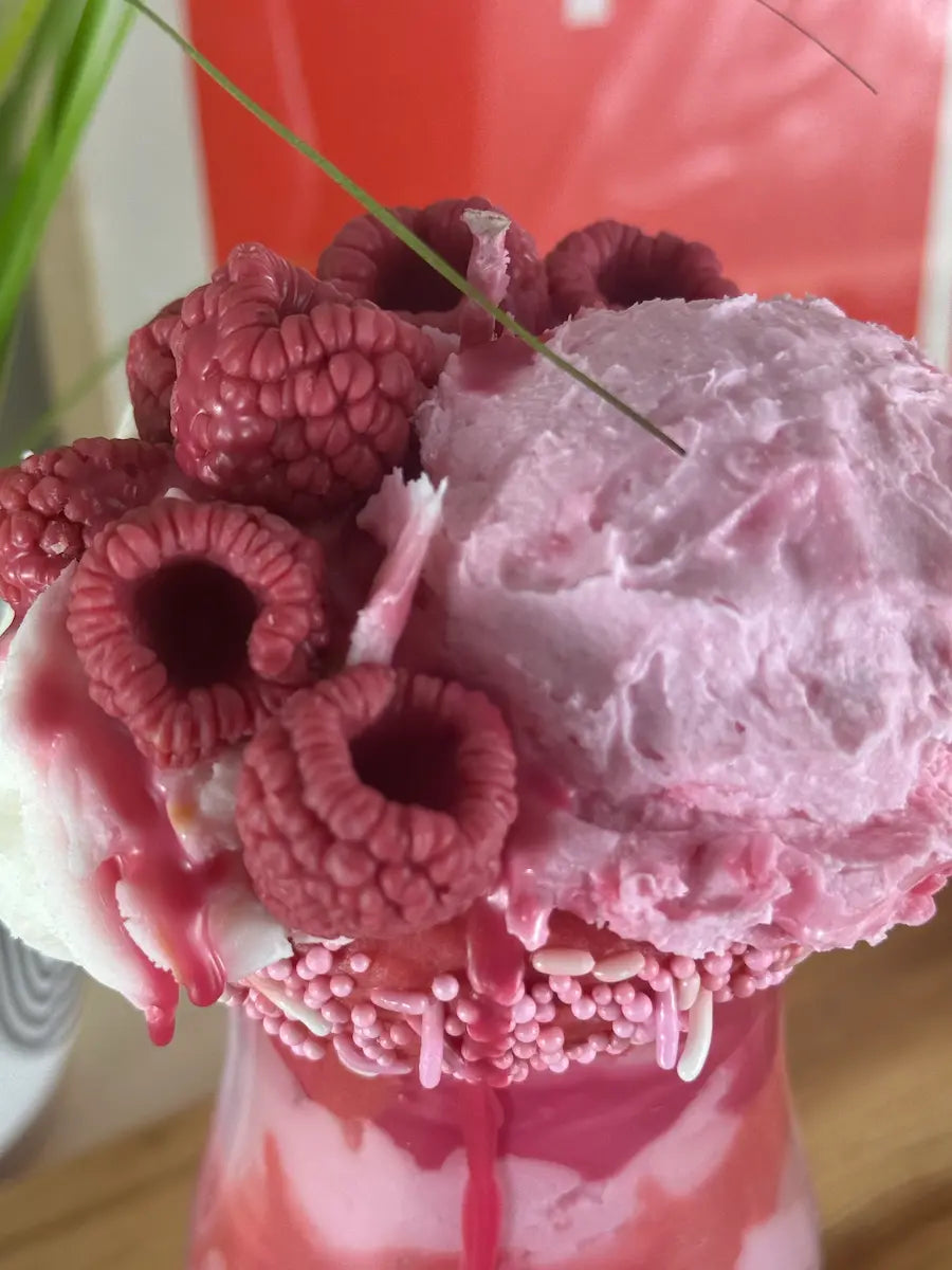 RASPBERRY DREAM CREAM – Fruchtige Dessertkerze mit Himbeerduft