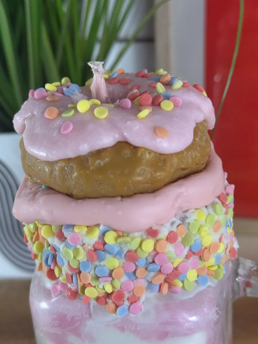 DONUT LOVE DELIGHT – Verspielte Dessertkerze mit Himbeerduft