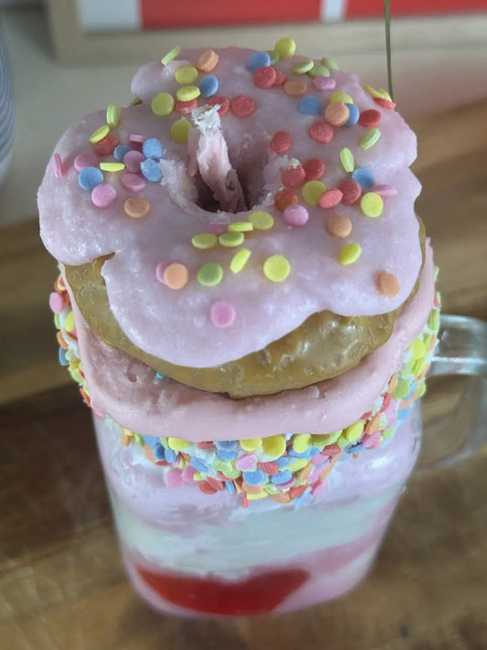 DONUT LOVE DELIGHT – Verspielte Dessertkerze mit Himbeerduft