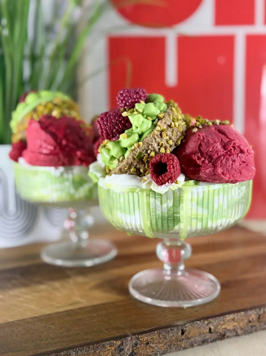 RASPBERRY PISTACHIO MOMENT – Fruchtige Dessertkerze mit Himbeerduft