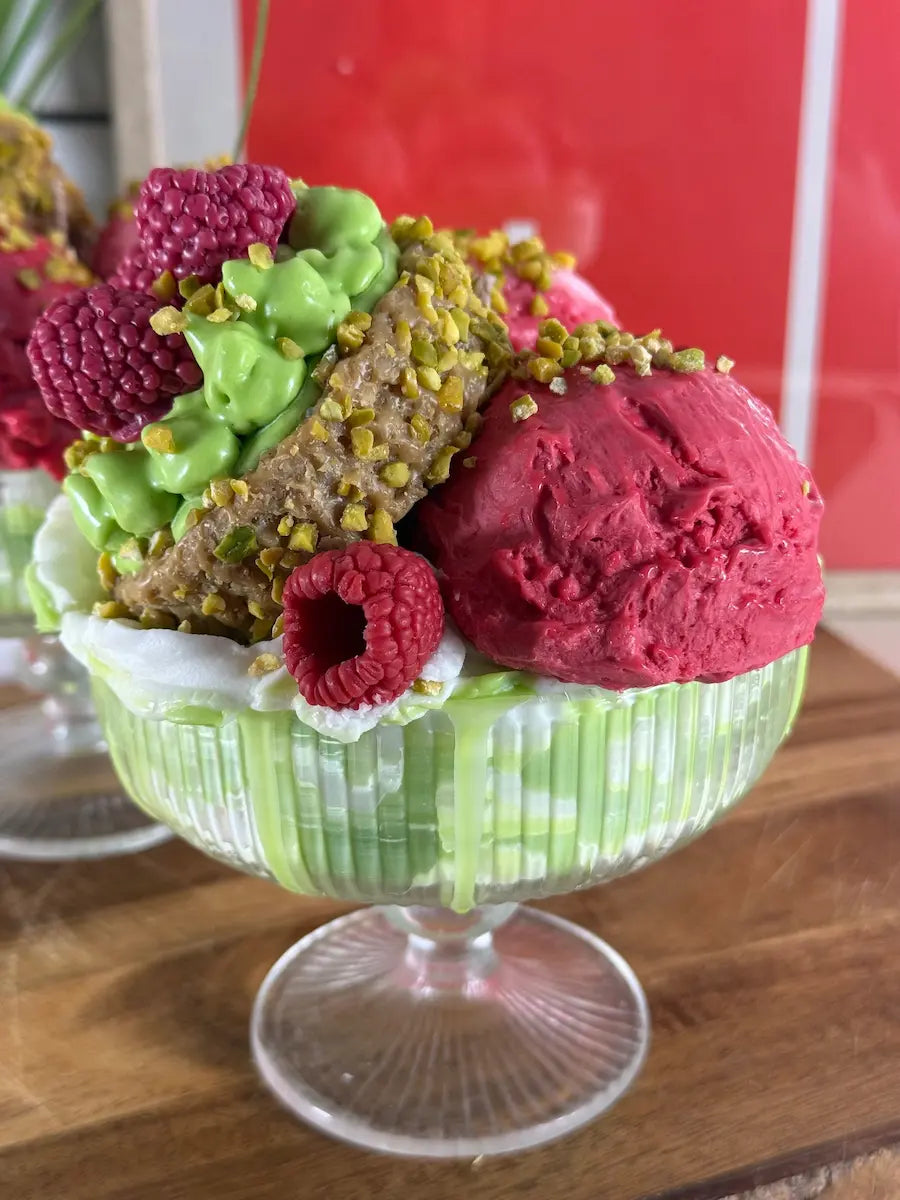 RASPBERRY PISTACHIO MOMENT – Fruchtige Dessertkerze mit Himbeerduft