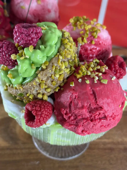 RASPBERRY PISTACHIO MOMENT – Fruchtige Dessertkerze mit Himbeerduft