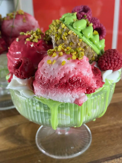 RASPBERRY PISTACHIO MOMENT – Fruchtige Dessertkerze mit Himbeerduft