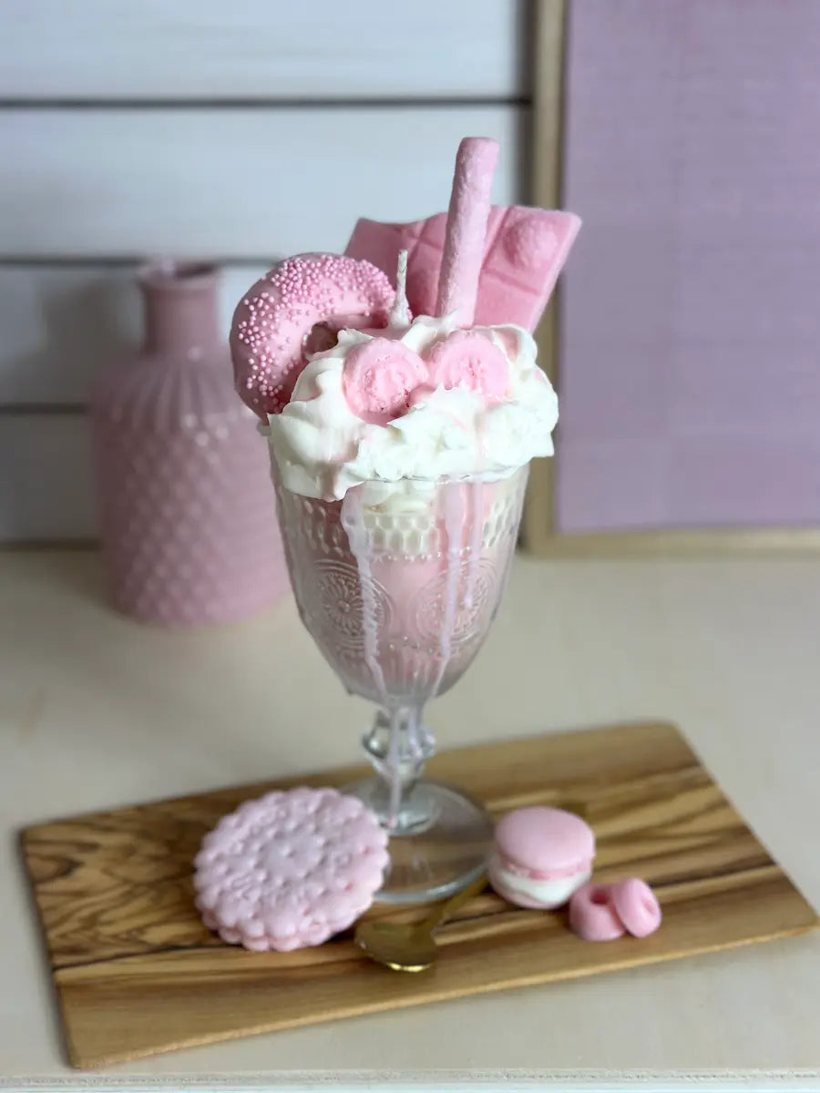 Raspberry Donut Shake – Handgemachte Dessertkerze mit Vanilleduft
