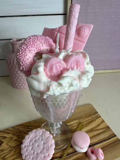 Raspberry Donut Shake – Handgemachte Dessertkerze mit Vanilleduft