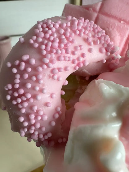 Raspberry Donut Shake – Handgemachte Dessertkerze mit Vanilleduft
