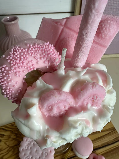 Raspberry Donut Shake – Handgemachte Dessertkerze mit Vanilleduft