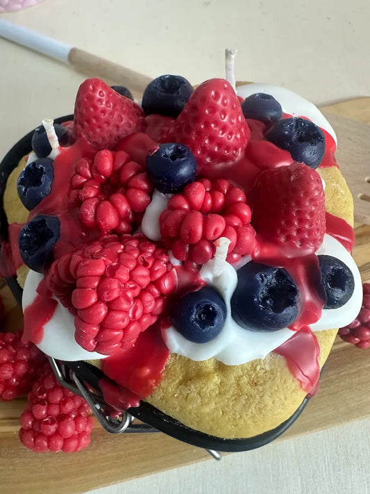 SWEET´N GLOW – Dessertkerze in Herzspringform aus der Bakery Shop Kollektion