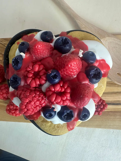 SWEET´N GLOW – Dessertkerze in Herzspringform aus der Bakery Shop Kollektion