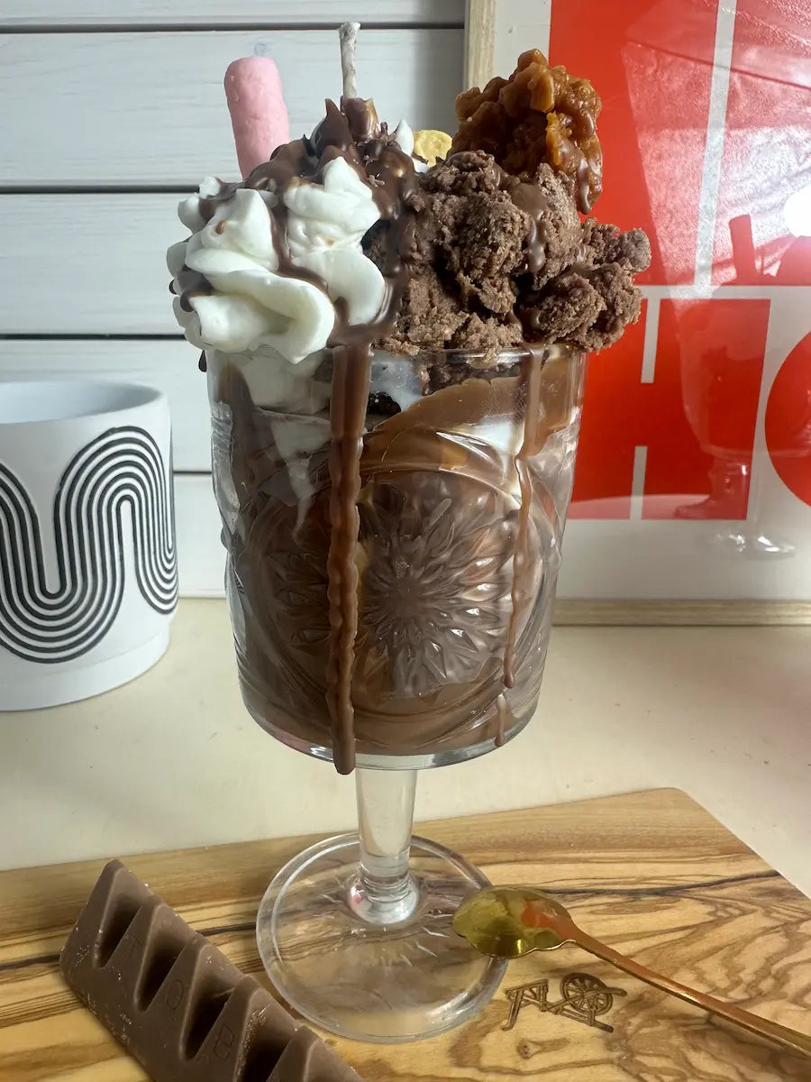 Schoko-Eisbecher – Handgemachte Dessertkerze mit Schokoladenduft