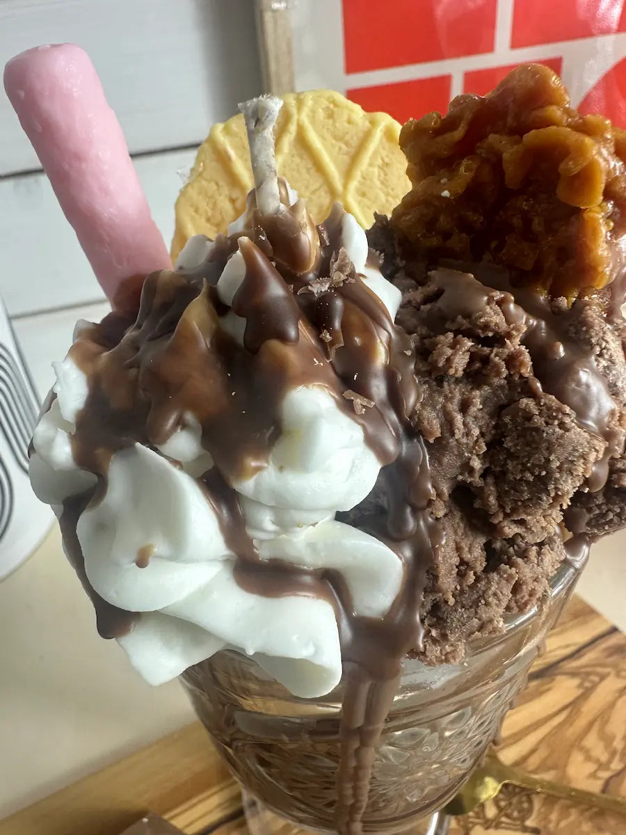 Schoko-Eisbecher – Handgemachte Dessertkerze mit Schokoladenduft