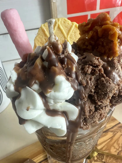 Schoko-Eisbecher – Handgemachte Dessertkerze mit Schokoladenduft