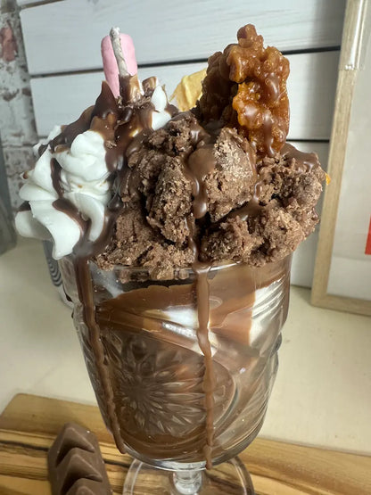 Schoko-Eisbecher – Handgemachte Dessertkerze mit Schokoladenduft
