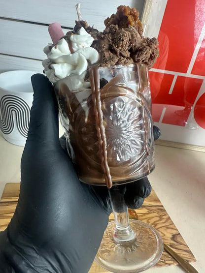 Schoko-Eisbecher – Handgemachte Dessertkerze mit Schokoladenduft