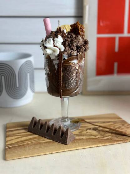 Schoko-Eisbecher – Handgemachte Dessertkerze mit Schokoladenduft