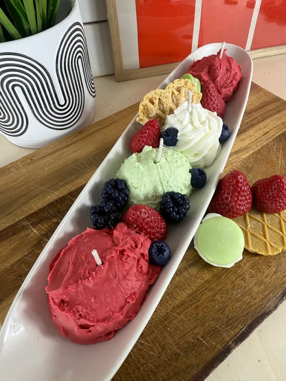Sundae Flame Eisschale – Handgemachte Eis-Kerze mit Erdbeerduft