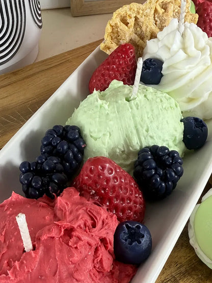 Sundae Flame Eisschale – Handgemachte Eis-Kerze mit Erdbeerduft