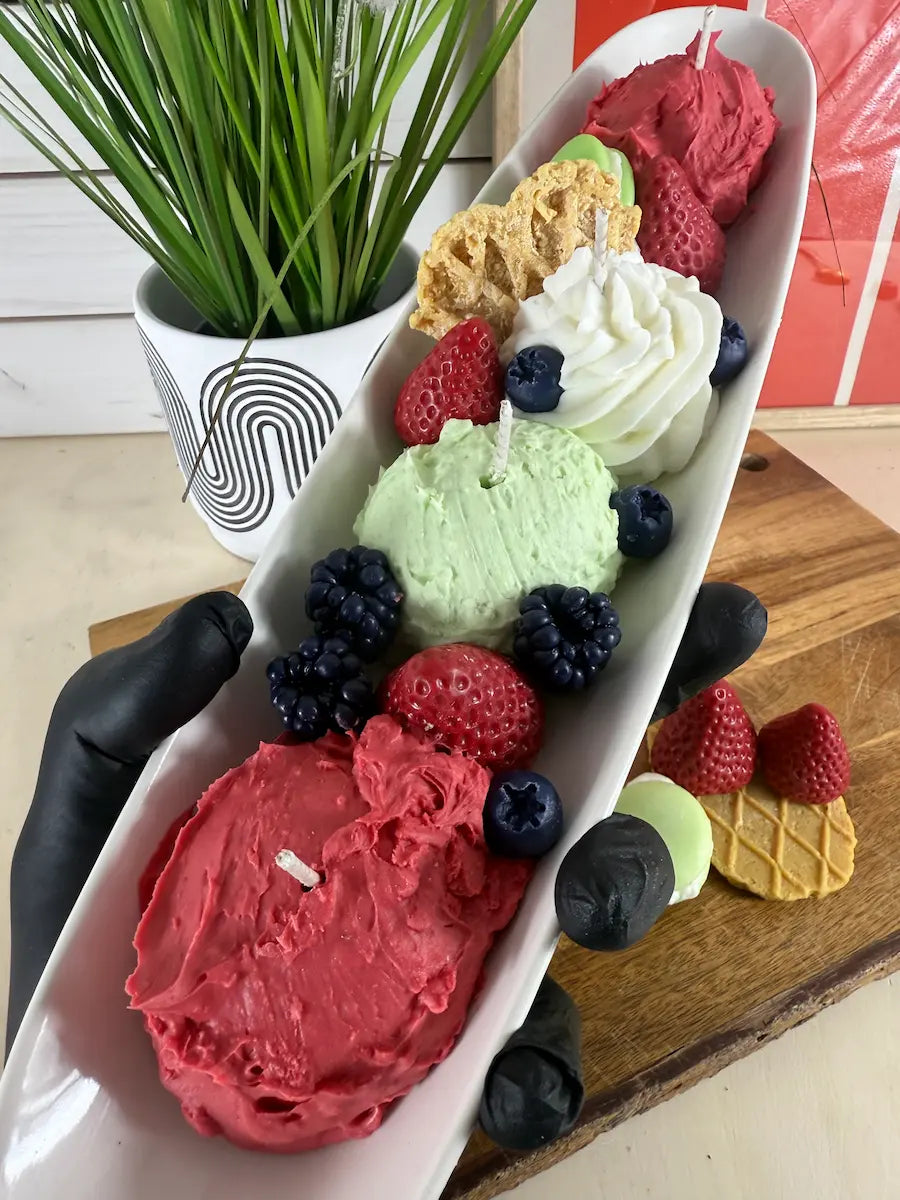 Sundae Flame Eisschale – Handgemachte Eis-Kerze mit Erdbeerduft