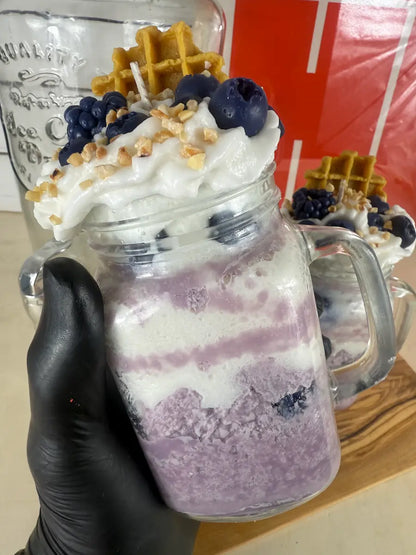 Blueberry Bliss Milkshakekerze – Handmade Sojawachs-Kerze im Milchshake-Design mit Heidelbeer-Duft
