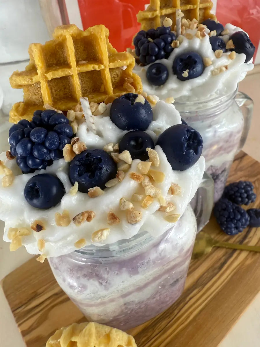Blueberry Bliss Milkshakekerze – Handmade Sojawachs-Kerze im Milchshake-Design mit Heidelbeer-Duft