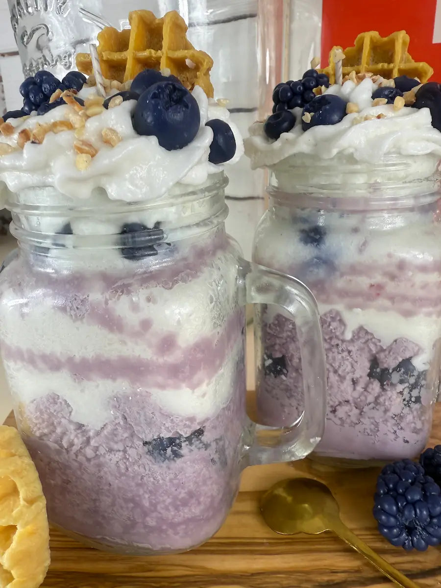 Blueberry Bliss Milkshakekerze – Handmade Sojawachs-Kerze im Milchshake-Design mit Heidelbeer-Duft