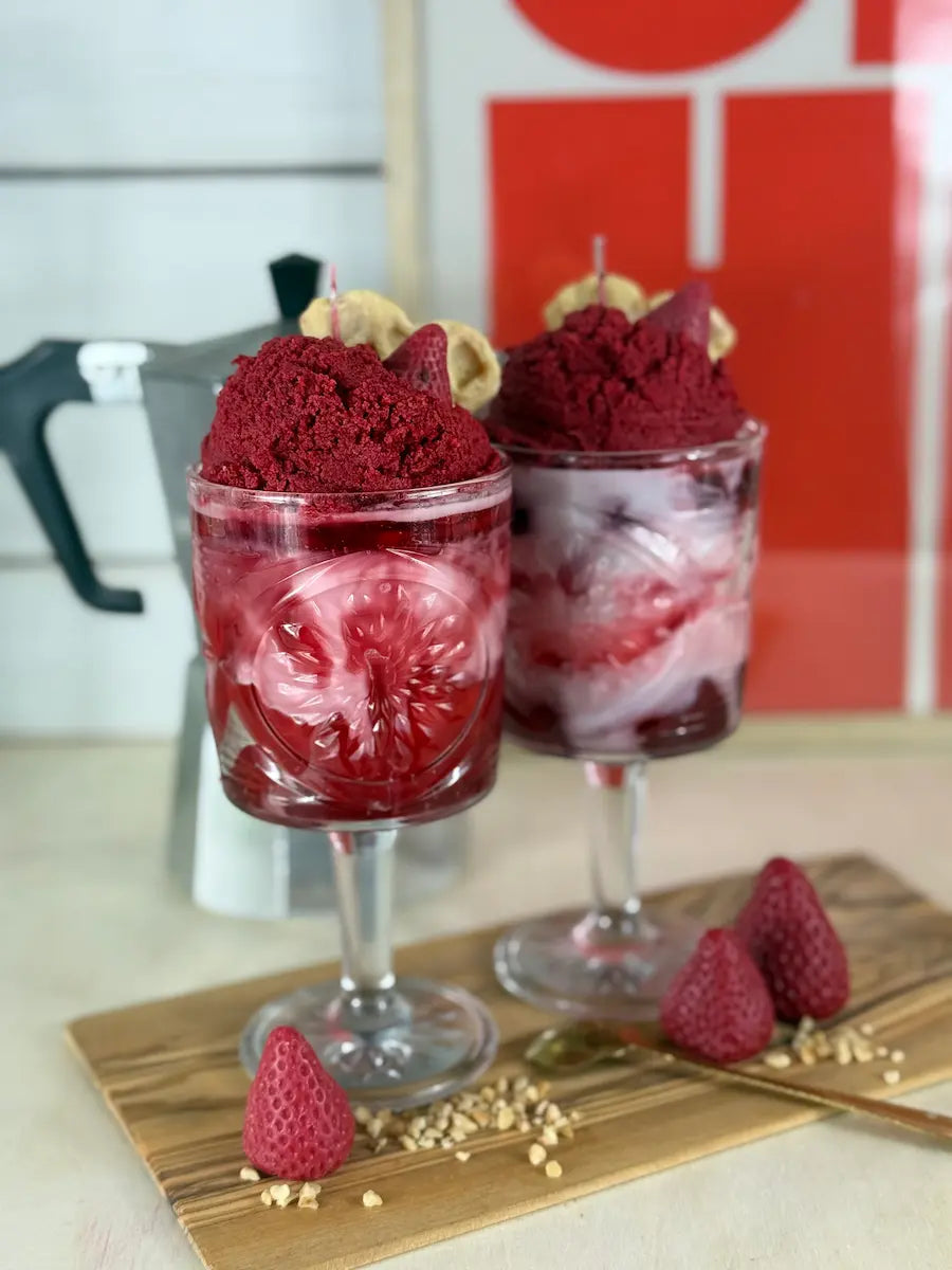 Strawberry Kiss – Handgemachte Dessertkerze mit Erdbeerduft