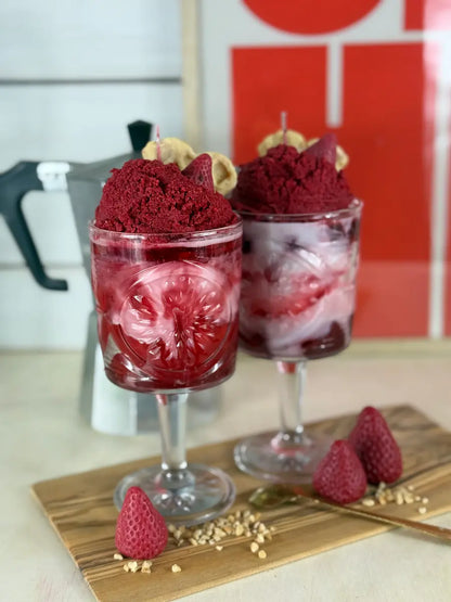 Strawberry Kiss – Handgemachte Dessertkerze mit Erdbeerduft