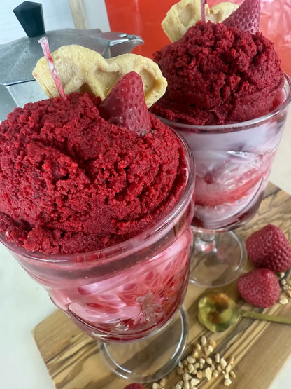 Strawberry Kiss – Handgemachte Dessertkerze mit Erdbeerduft
