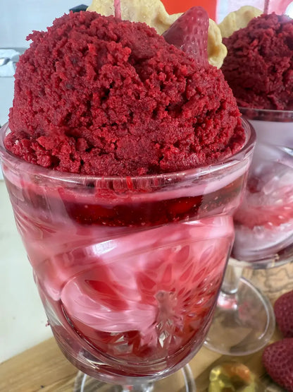 Strawberry Kiss – Handgemachte Dessertkerze mit Erdbeerduft