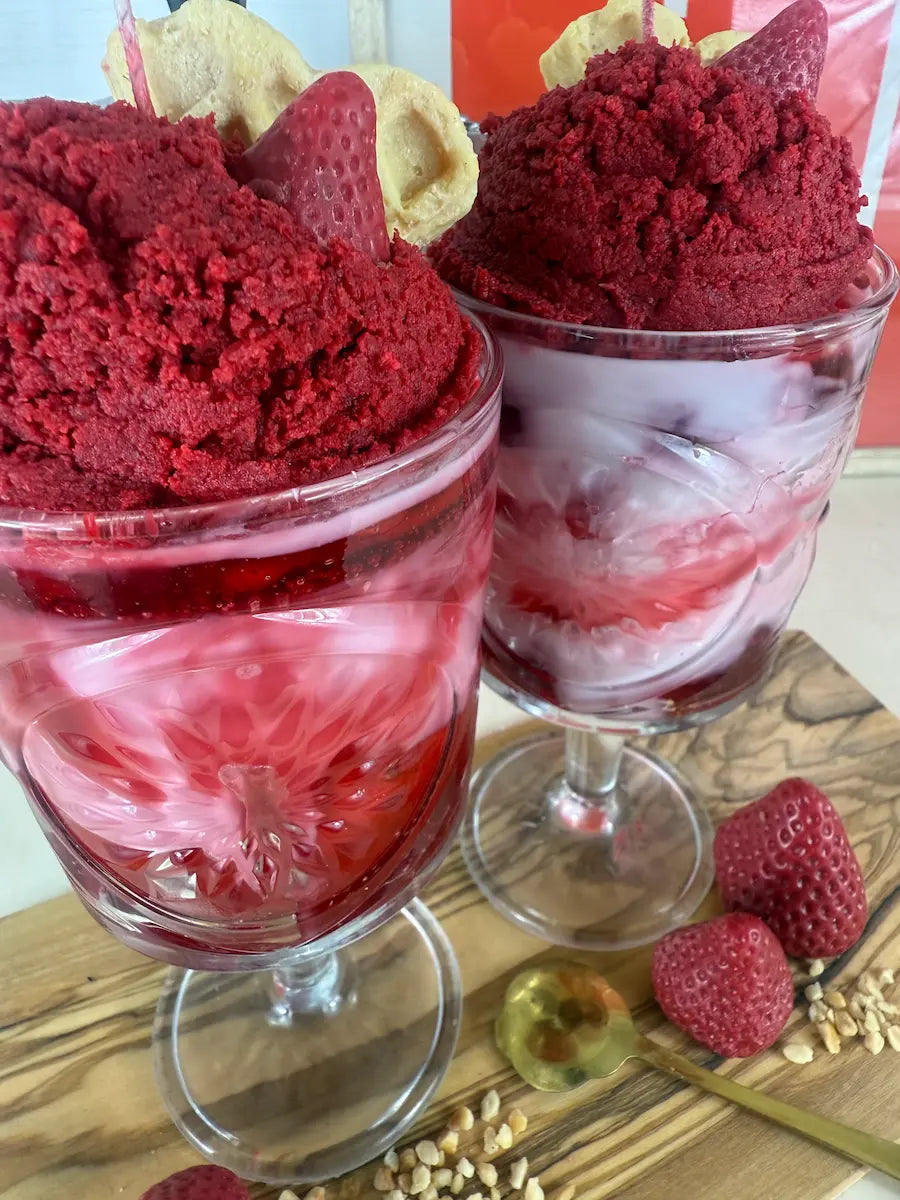 Strawberry Kiss – Handgemachte Dessertkerze mit Erdbeerduft