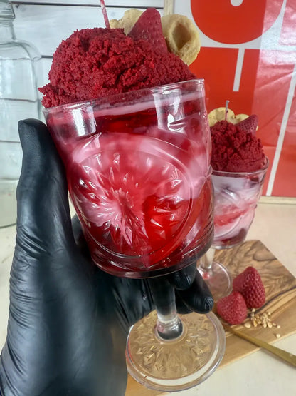 Strawberry Kiss – Handgemachte Dessertkerze mit Erdbeerduft