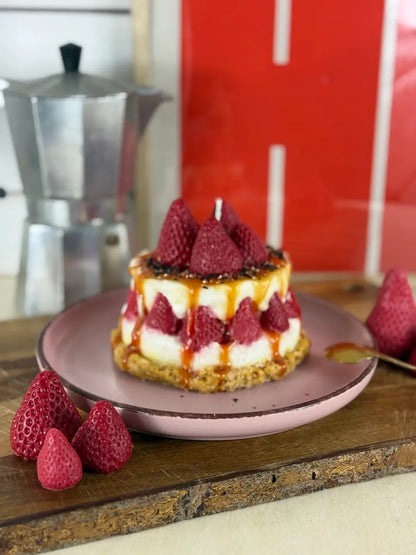 Strawberry Cream Cake – Handgemachte Dessertkerze mit Erdbeerduft