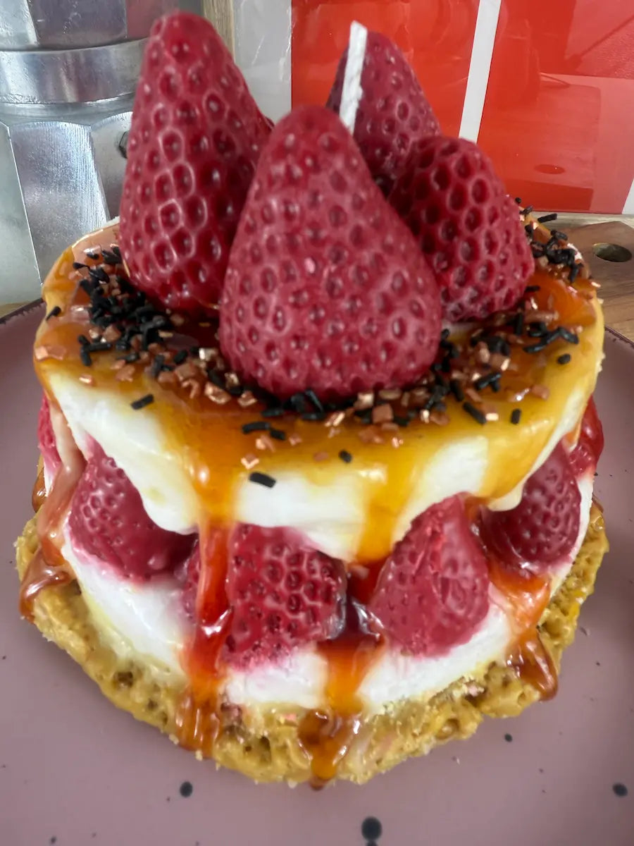 Strawberry Cream Cake – Handgemachte Dessertkerze mit Erdbeerduft