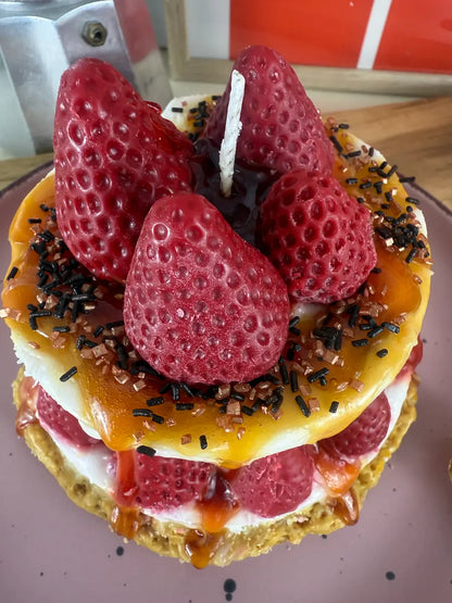 Strawberry Cream Cake – Handgemachte Dessertkerze mit Erdbeerduft