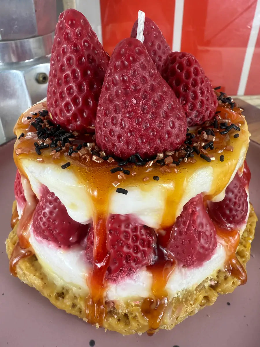 Strawberry Cream Cake – Handgemachte Dessertkerze mit Erdbeerduft