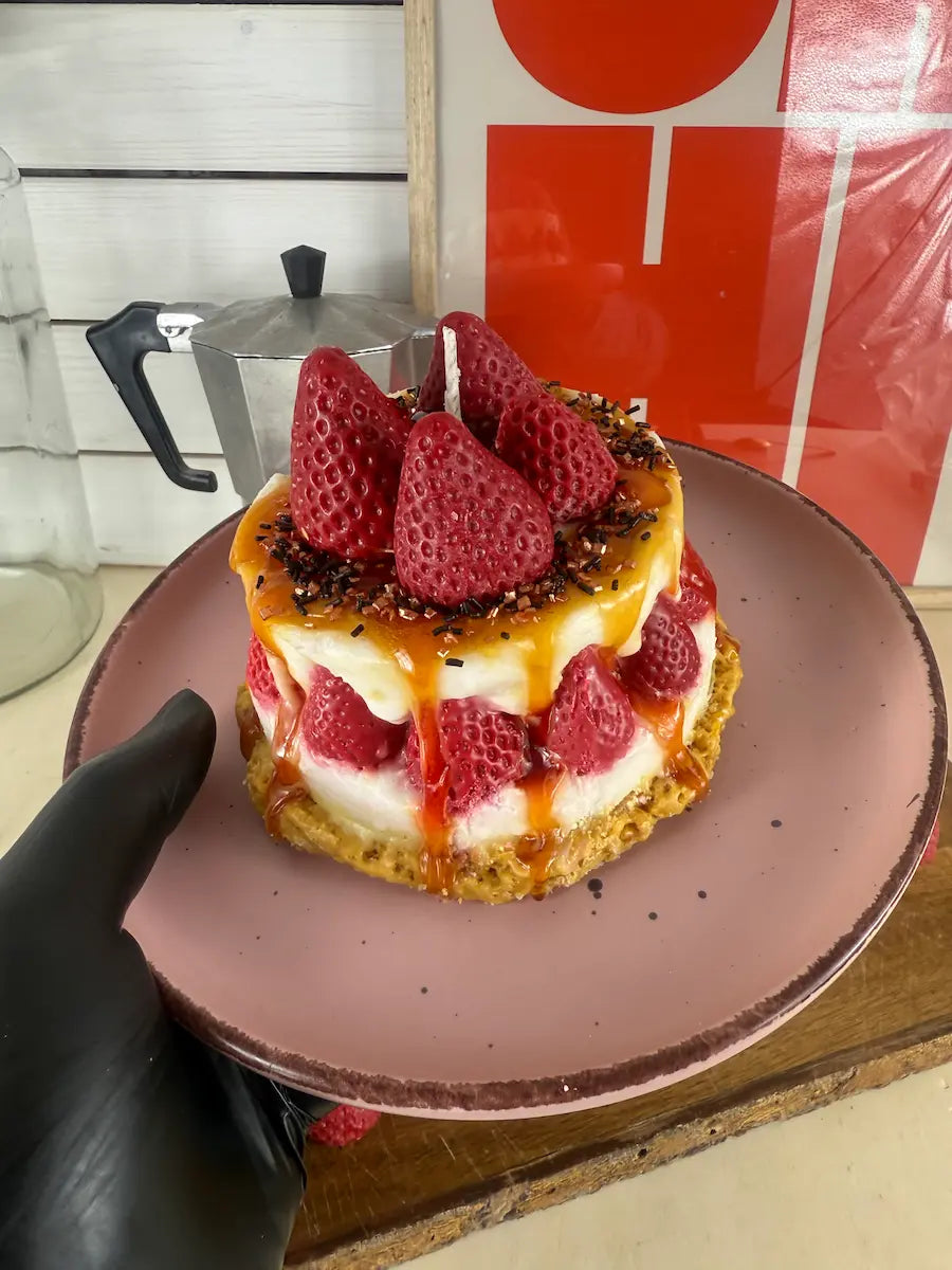 Strawberry Cream Cake – Handgemachte Dessertkerze mit Erdbeerduft