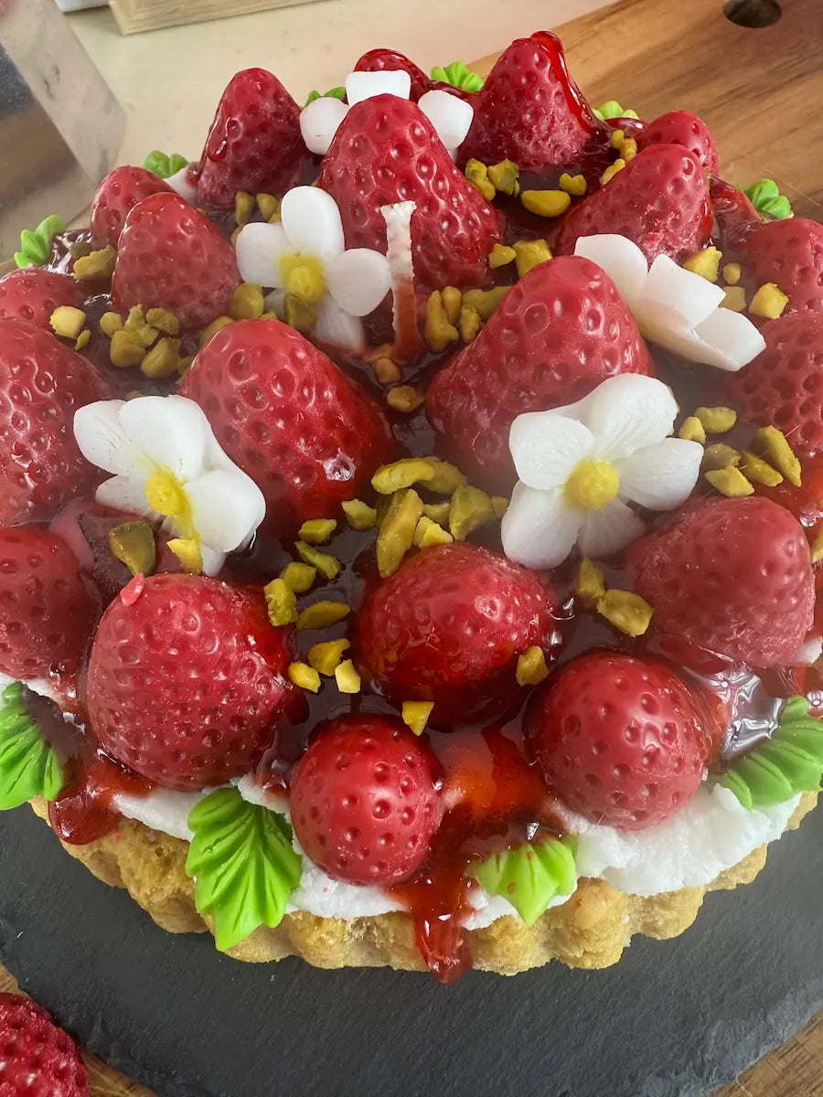 Miss Strawberry Cake – Handgemachte Dessertkerze mit Erdbeerduft