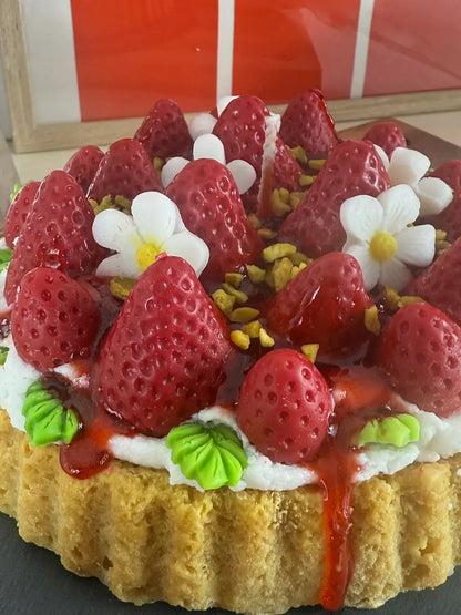 Miss Strawberry Cake – Handgemachte Dessertkerze mit Erdbeerduft